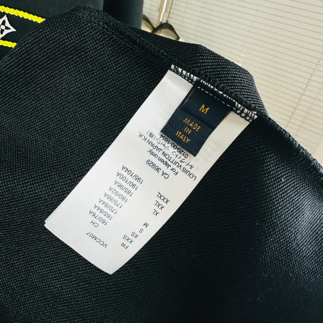 🅿️320 Brand: Louis Vuitton🤳𝗟𝗩 Fabric: ☑️Made of 440g double-strand pure cotton terry👕 Fabric: ☑️Thread with 1*1 double yarn thread. 🔜Comes with dyeing in the same tank. Craftsmanship: ☑️The embroidery uses 3D three-dimensional embroidery technology, 🇧🇫The original computer scan and print is restored 1:1. The pattern is clear and the needle count is dense. It is a rare high-end product on the market! 🇲🇩All three standards are complete! Size: ☑️S 〰️M 〰️L 〰️XL 〰️XXL